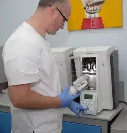 dental-technician-working-with-ivo-base-system